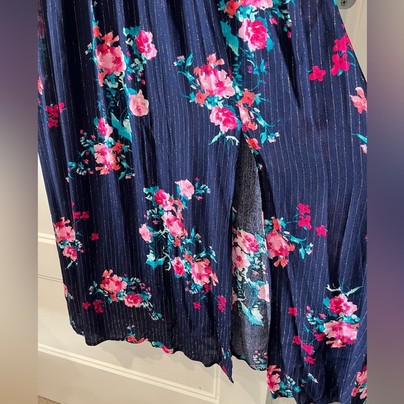 NWT Francesca’s Navy Floral Maxi Dress with Gold Detail - Picture 6 of 9
